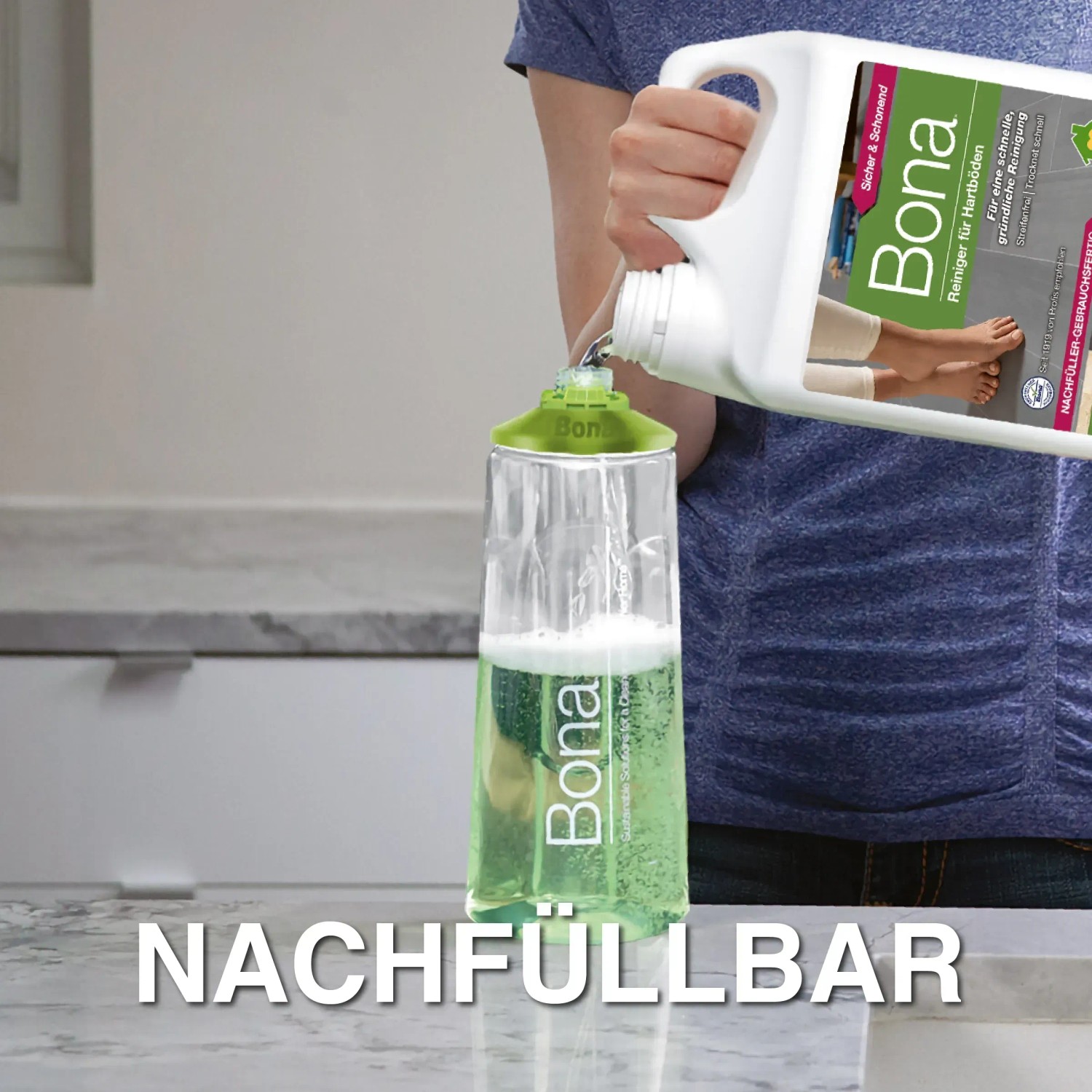Bona Stein-, Fliesen- und Laminatreiniger wird in eine Kartusche nachgefüllt.