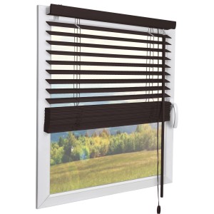 Dunkelbraune Sol Royal Holzjalousie SolDecor JH3, Lamellen geöffnet, vor Fenster montiert.