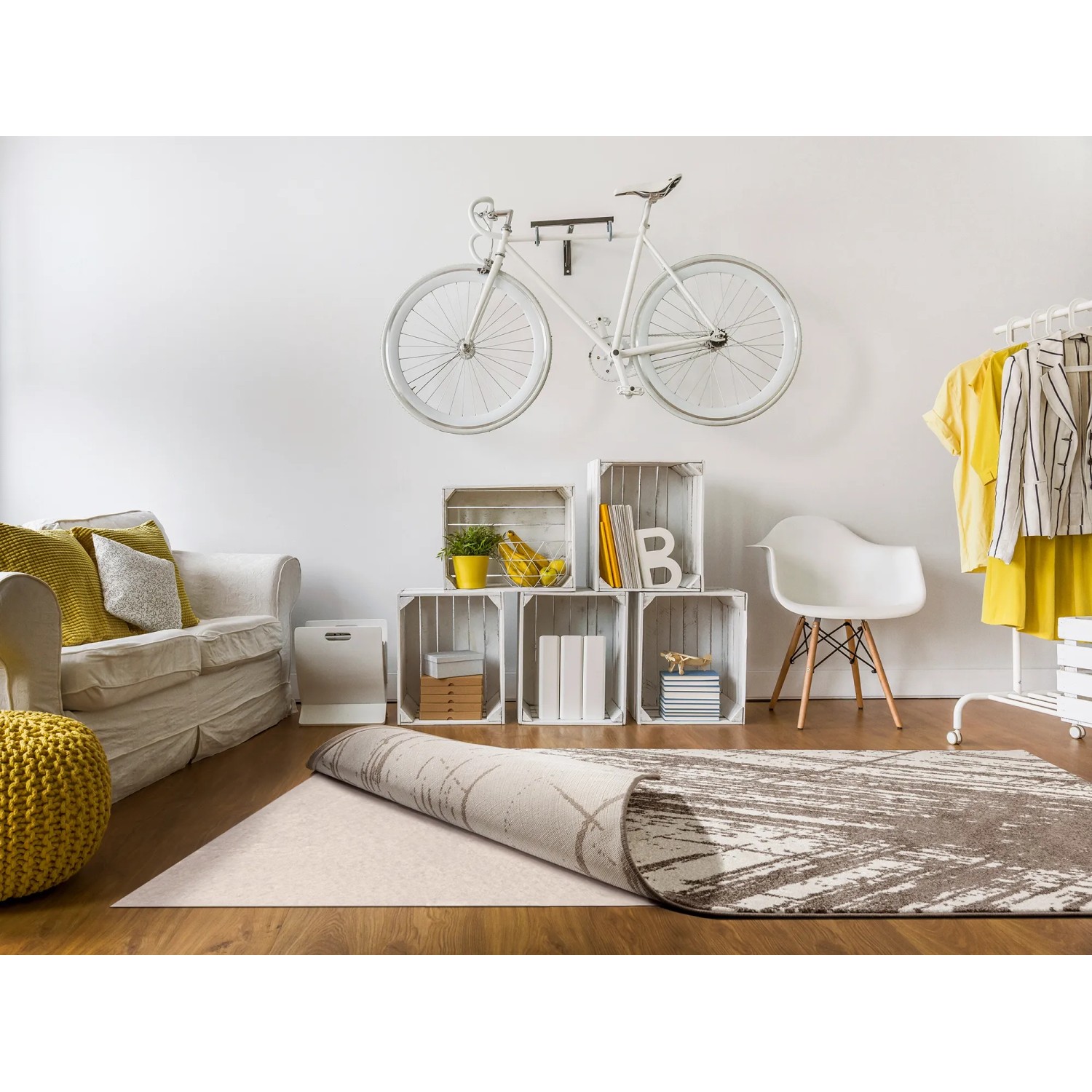 Beige Luxor Living Teppichunterlage unter gemustertem Teppich auf Holzboden. Rutschschutz für Teppiche.
