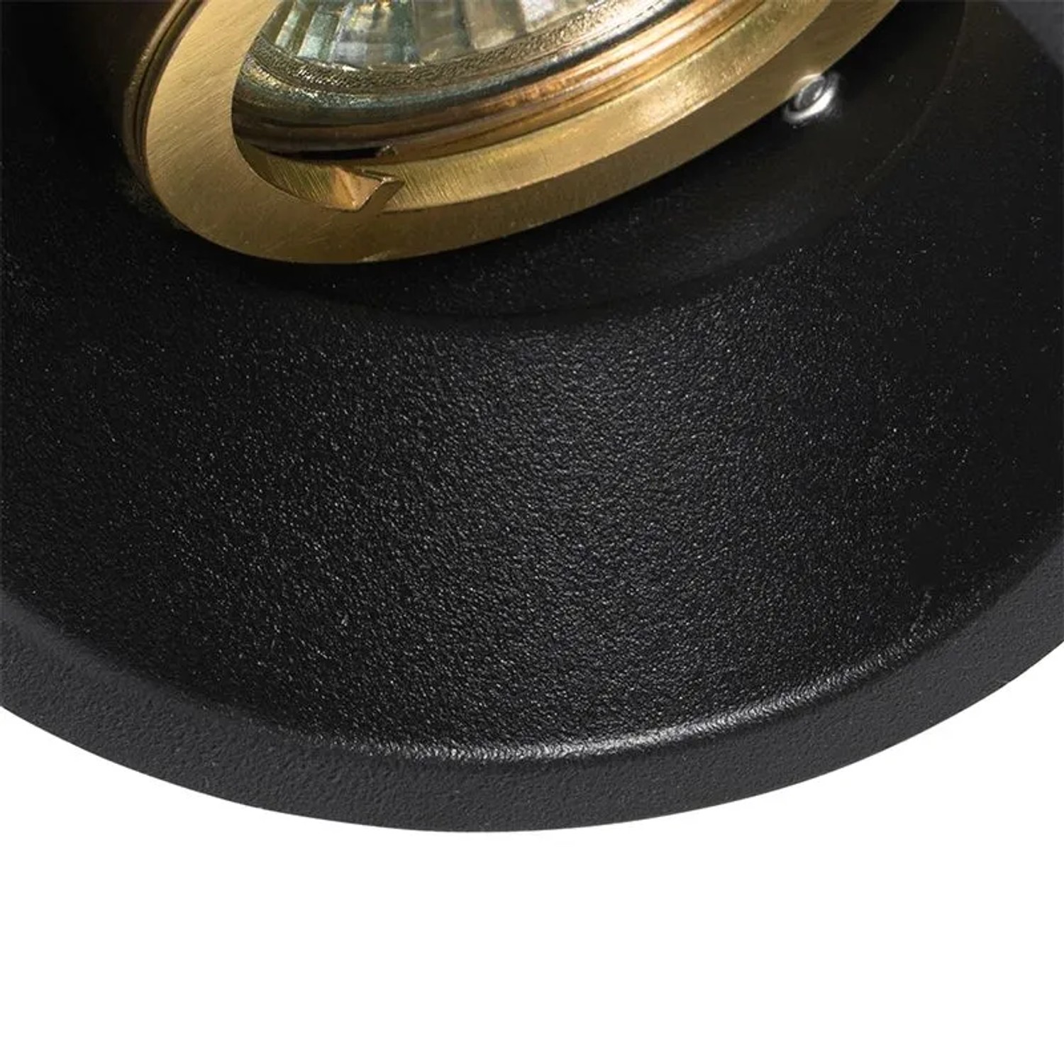 Schwarzer QAZQA Einbaustrahler mit goldenem, drehbarem Aluminium-Innenring.