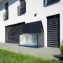 Geöffnete Trimetals Aufbewahrungsbox Storeguard, anthrazit, vor weißer Hauswand. Universelle Metallbox für Garten und Fahrräder.