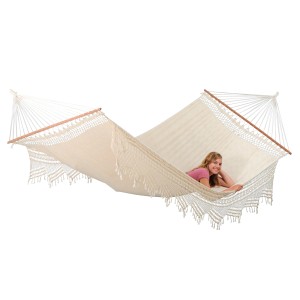 Natura Amazonas Hängematte Palacio mit Stab, Liegefläche 230x160 cm, Frau liegt entspannt darin.