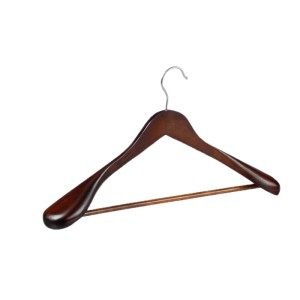 Brauner Anzug Kleiderbügel aus Ahornholz mit breiter Schulterauflage und Hosenstange für faltenfreies Aufhängen.