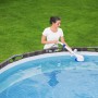 Frau reinigt Pool mit Flowclear Aquasweeper Poolsauger bis 670 cm.