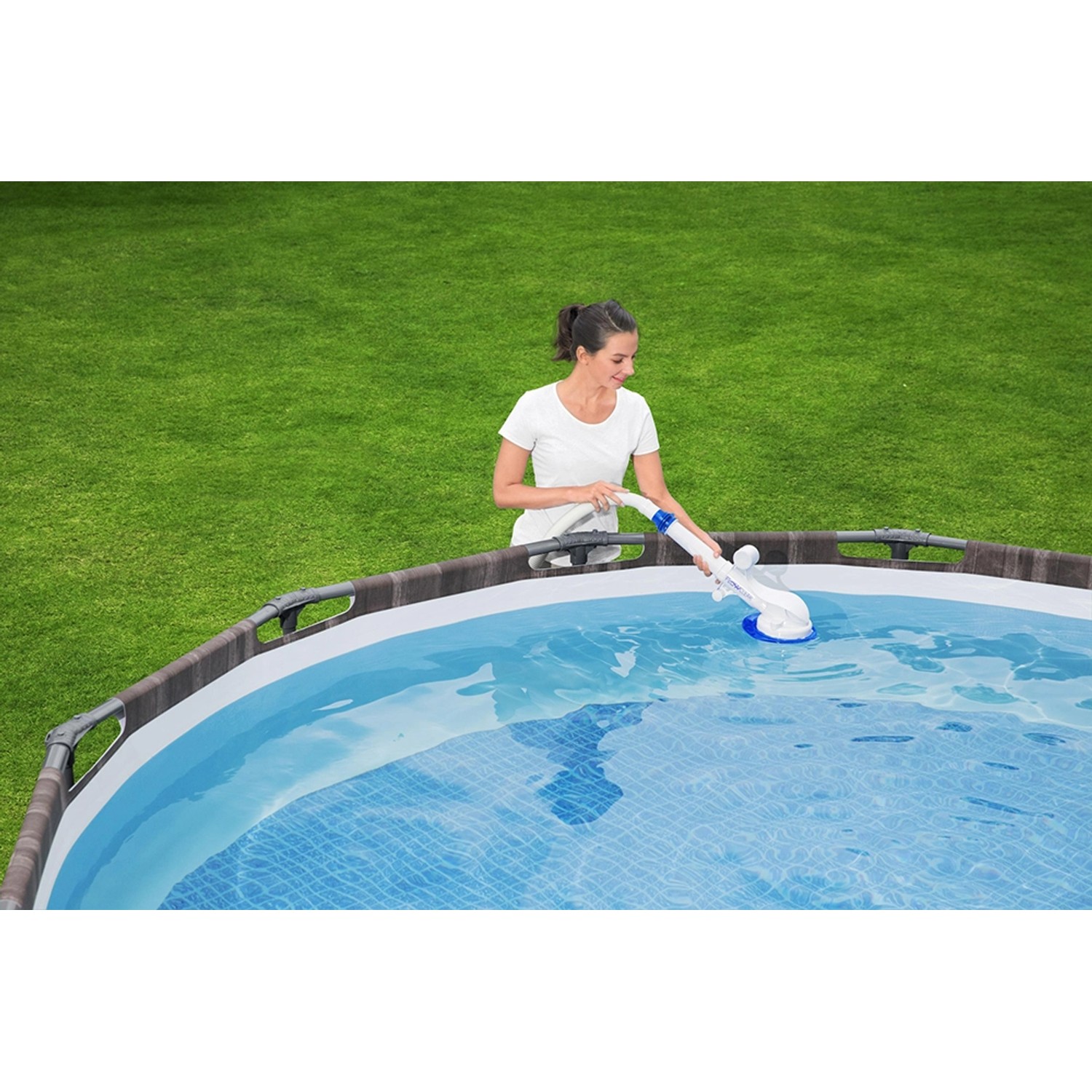 Frau reinigt Pool mit Flowclear Aquasweeper Poolsauger bis 670 cm.