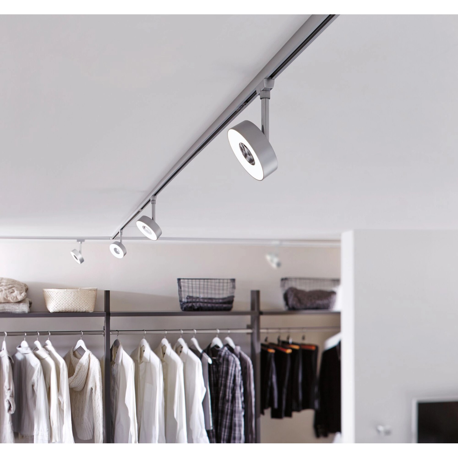 Paulmann Urail LED Spot Circle, 5W, Chrom matt, an Schienensystem im Raum.