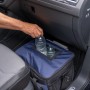 Blaue Cartrend Kühltasche (30 l) im Auto mit Getränken. Ideal für unterwegs.
