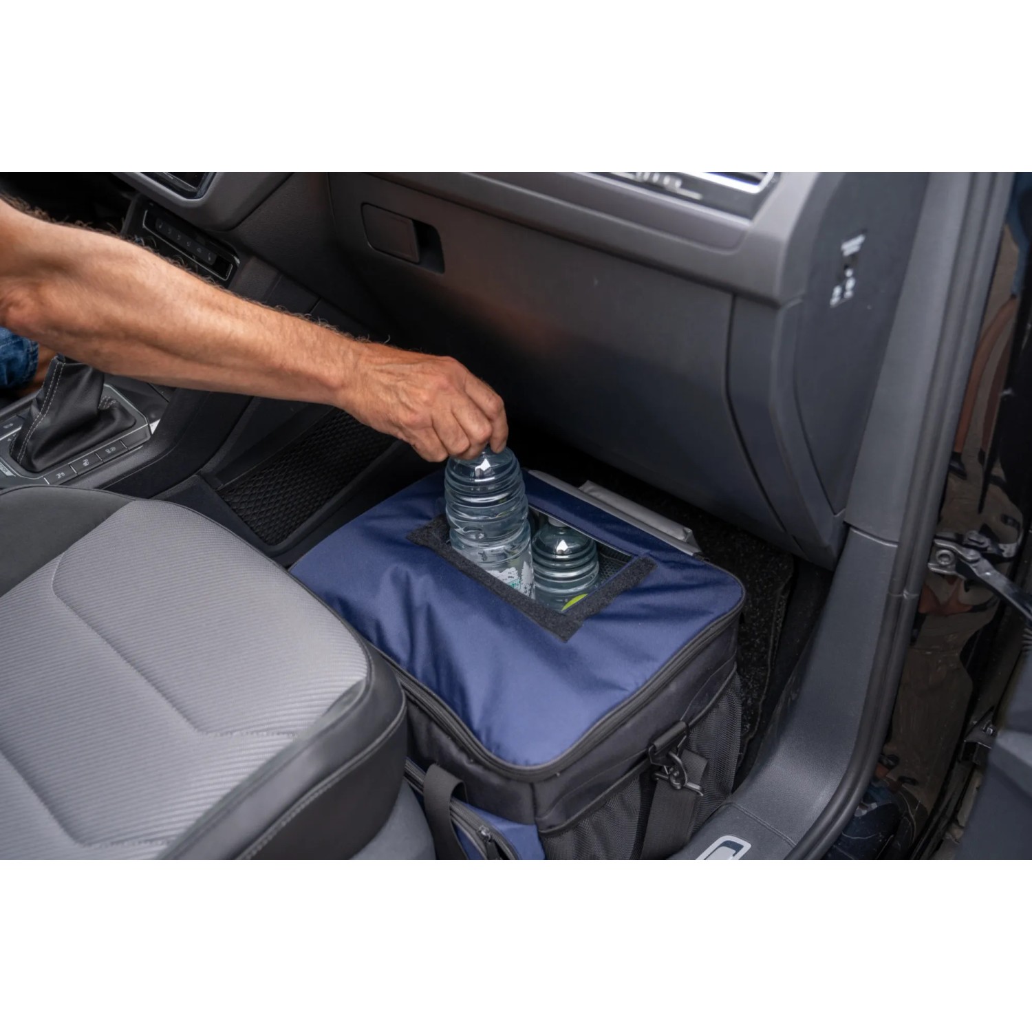 Blaue Cartrend Kühltasche (30 l) im Auto mit Getränken. Ideal für unterwegs.