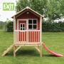 Rotes EXIT Loft 300 Holzspielhaus mit Rutsche und Treppe im Garten.