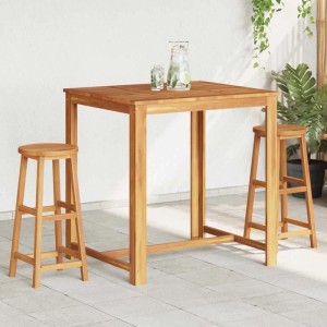 Zwei braune Akazienholz Barhocker mit Fußstützen, passend zum Bartisch, auf einer Terrasse. Ideal für Gartenstühle.