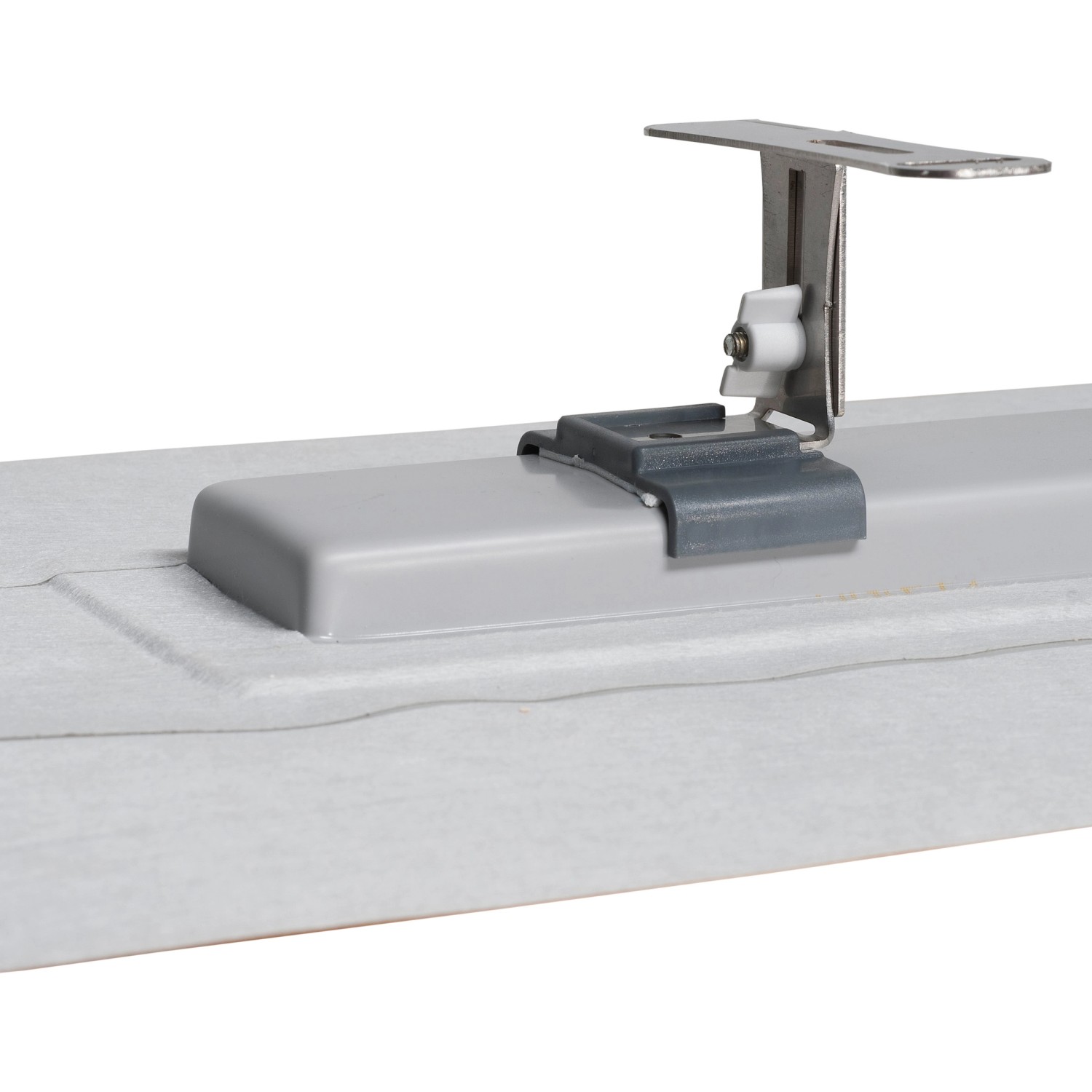 Detailaufnahme der Schütte Duschrinne mit Edelstahl-Abdeckung und Montageelement.