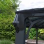 Detailaufnahme: Anthrazitfarbener Canopia Pavillon Monaco mit Regenrinne.