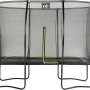 Rechteckiges, schwarzes EXIT Silhouette Gartentrampolin mit Sicherheitsnetz.