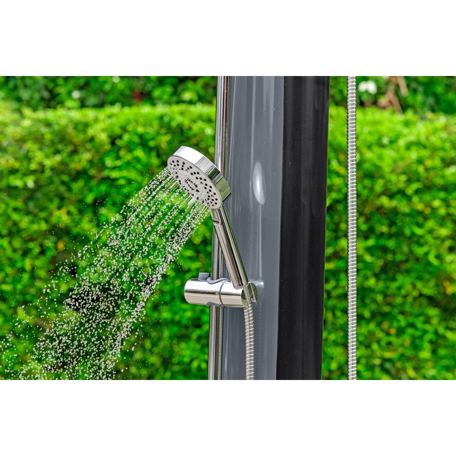 Bestway Solarflow Gartendusche 35 l mit Handbrause und Wasserstrahl vor grünem Hintergrund.