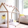 ESTAhome Fototapete Konfetti Punkte Gelb/Grau im Kinderzimmer mit Spielbett.