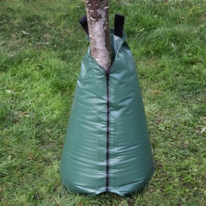 Floraworld Baum-Bewässerungssack (75 l) in Grün am Baumstamm auf Rasen.
