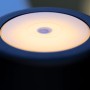 Nahaufnahme der leuchtenden, mattschwarzen LED-Tischleuchte Kaami, ideal für den Außenbereich.