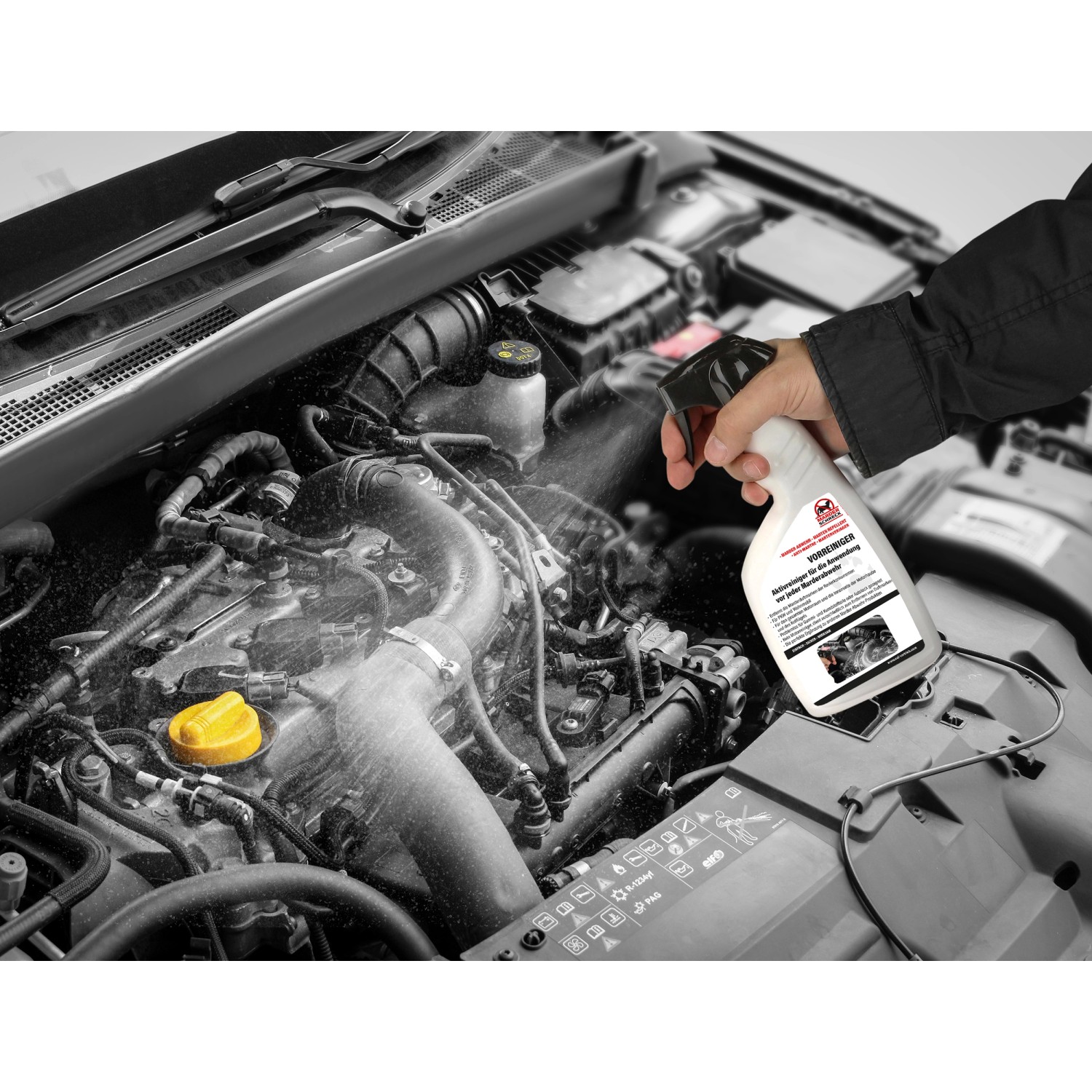 Marder Schreck Vorbehandlungsspray 500ml in Anwendung am Motorraum zur Marderabwehr.