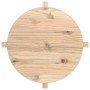 Runder Couchtisch aus unbehandeltem Kiefer Massivholz, Ø 62,5 cm, mit natürlicher Holzmaserung und Aststellen.