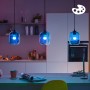 Smarte Philips LED-Lampe E14 in Tropfenform, tunable white & color, in Küche mit bläulichem Licht.