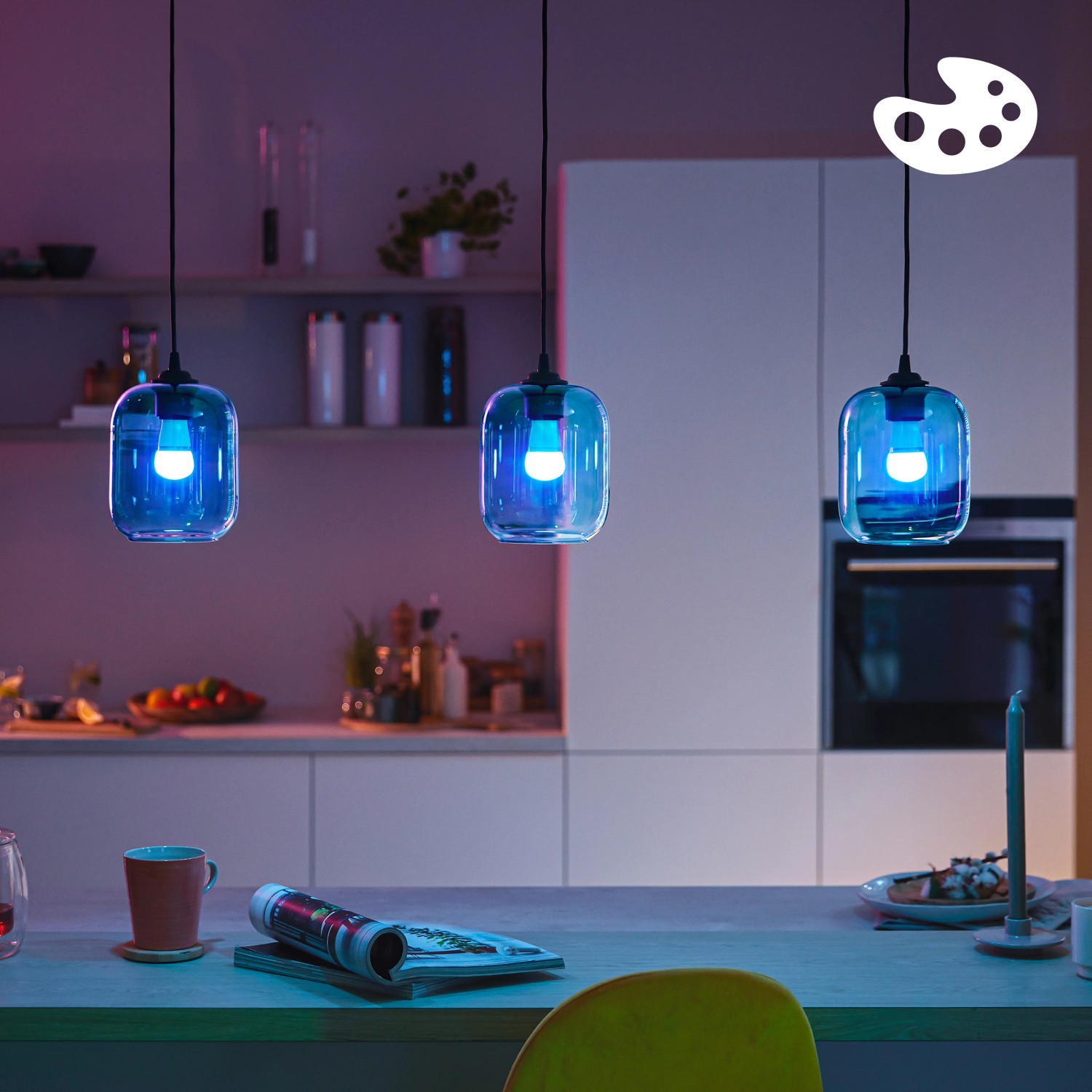 Smarte Philips LED-Lampe E14 in Tropfenform, tunable white & color, in Küche mit bläulichem Licht.