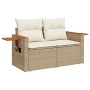 Beige 11-tlg. Garten-Sofagarnitur aus Rattan mit Akazienholz-Akzenten und weißen Kissen.