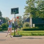 Salta Basketballständer Forward mit zwei spielenden Kindern. Höhenverstellbar und mobil.
