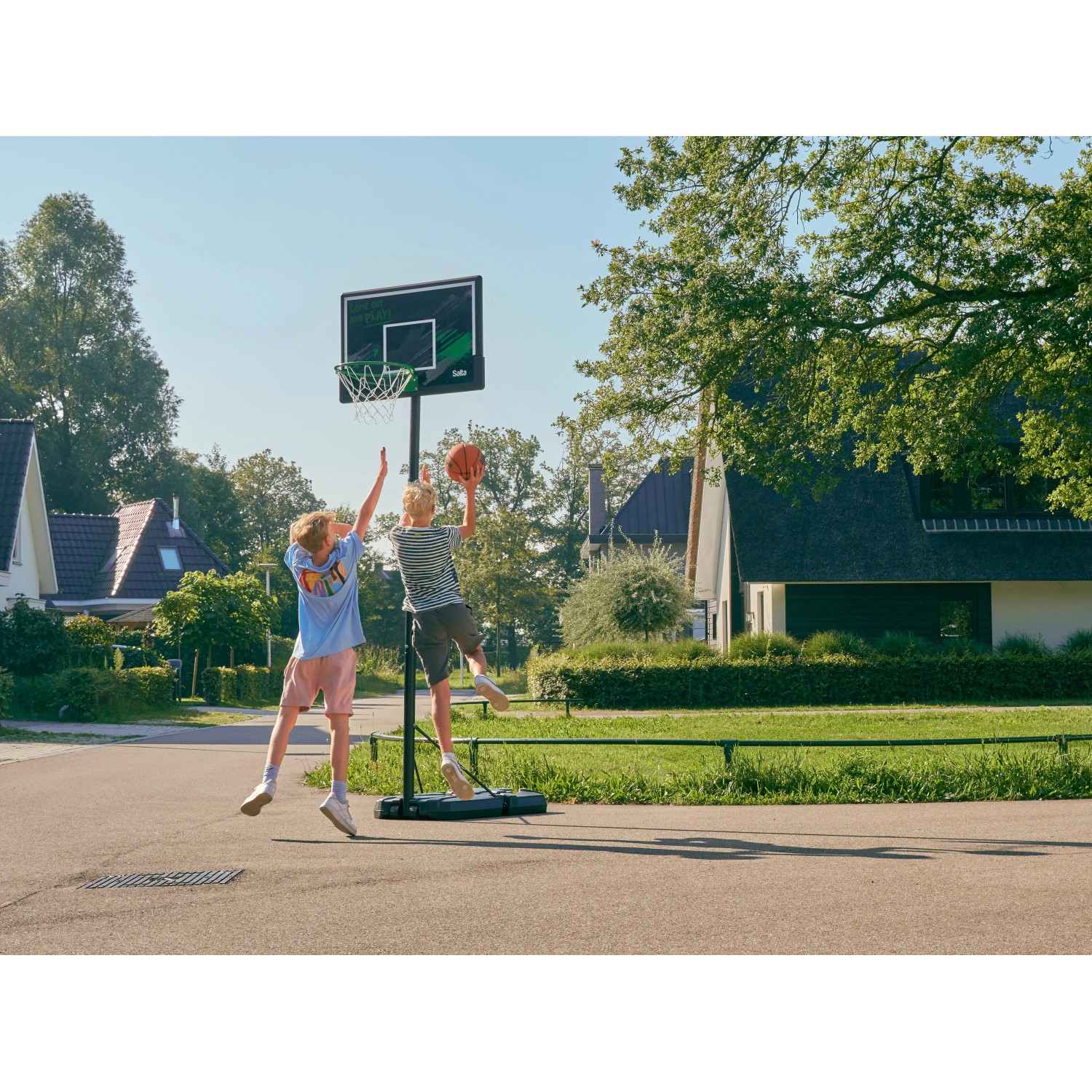 Salta Basketballständer Forward mit zwei spielenden Kindern. Höhenverstellbar und mobil.