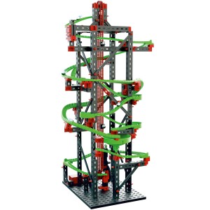 Fischer Kugelbahn Dynamic L 2: Hohe Kugelbahn mit grünen Schienen und rotem Aufzug.