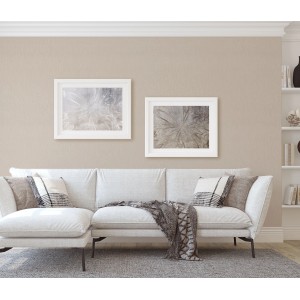 Beige Vliestapete von Guido Maria Kretschmer im Wohnraum mit Sofa und Bildern.