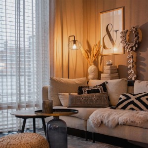 Schwarze QAZQA Design Stehlampe Margarita, 23 cm, im Wohnzimmer.