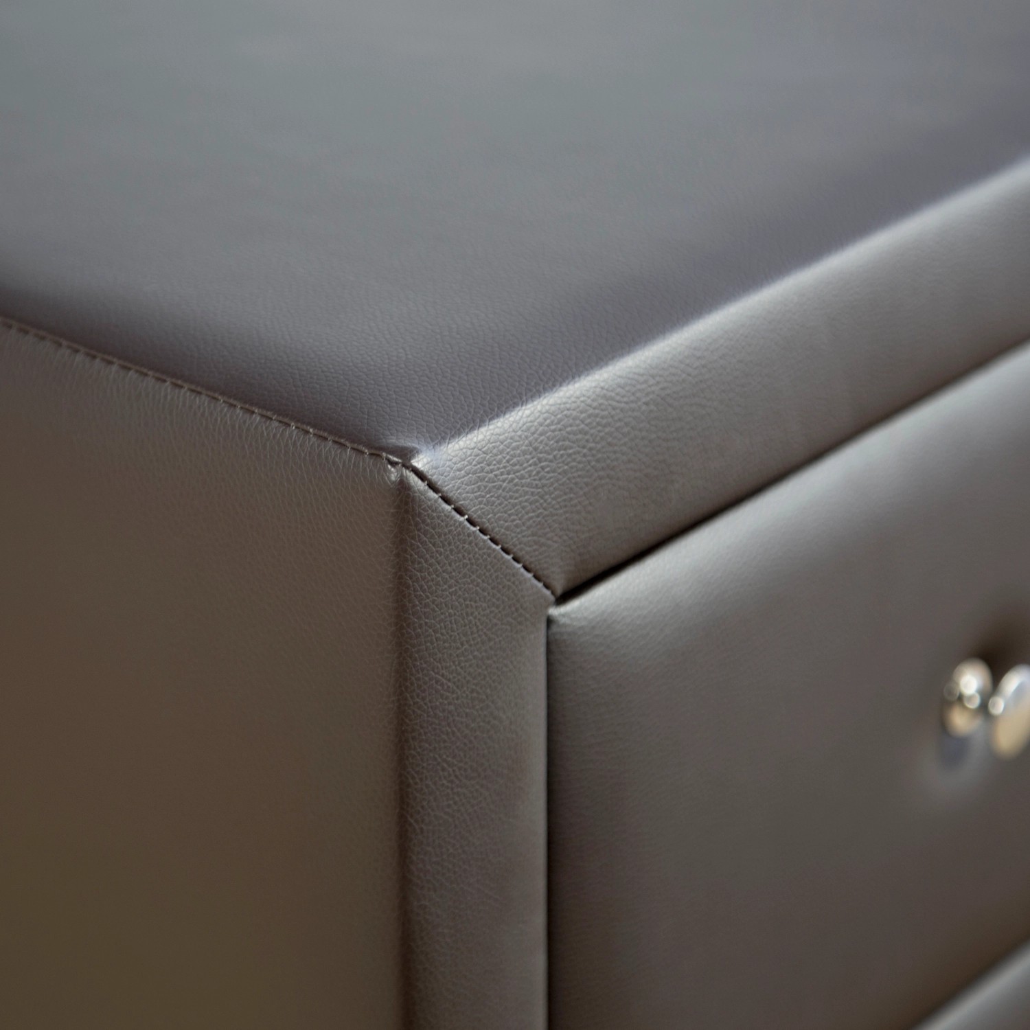 Detailaufnahme: Brauner Homestyle4u Nachttisch (47x53x41) mit Kunstlederbezug und Schubladen.