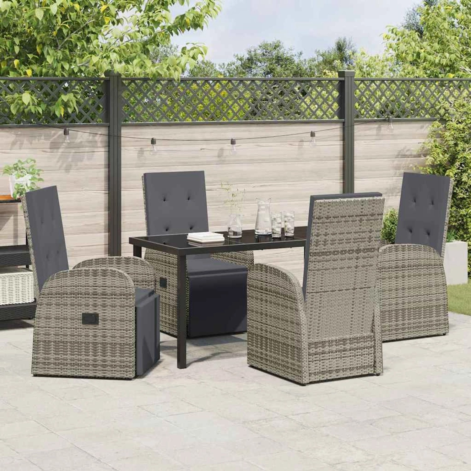 Graue 5-tlg. vidaXL Garten Essgruppe aus Poly Rattan mit Tisch und Stühlen mit Kissen.