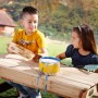 Kinder sitzen am Nick Sand- und Wasserspieltisch Braun mit Musikinstrumenten im Garten.