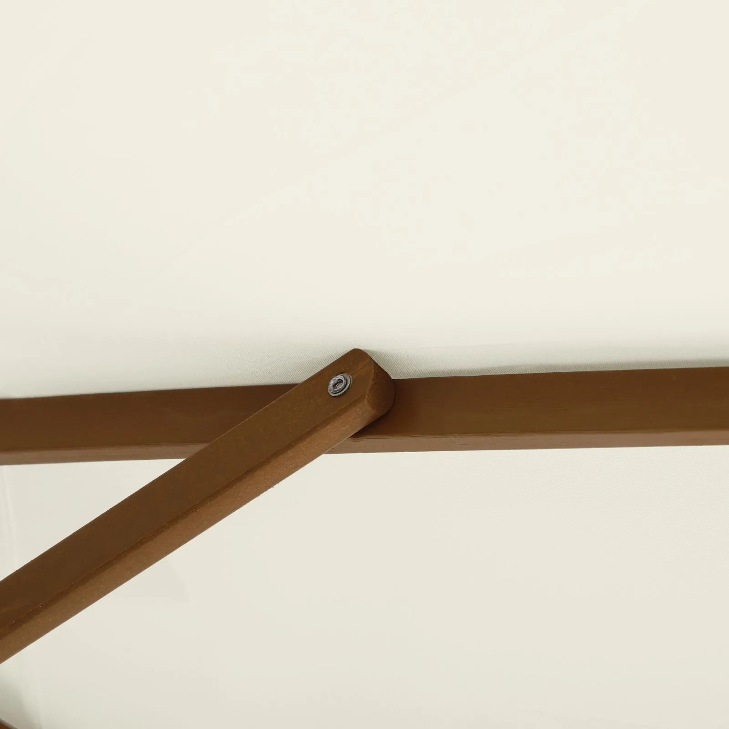 Detailaufnahme: Weißer Furnicato Sonnenschirm mit Bambusgestell.