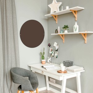Runde, schokobraune Magnettafel (47cm) von Banjado als Wanddekoration im modernen Arbeitszimmer.