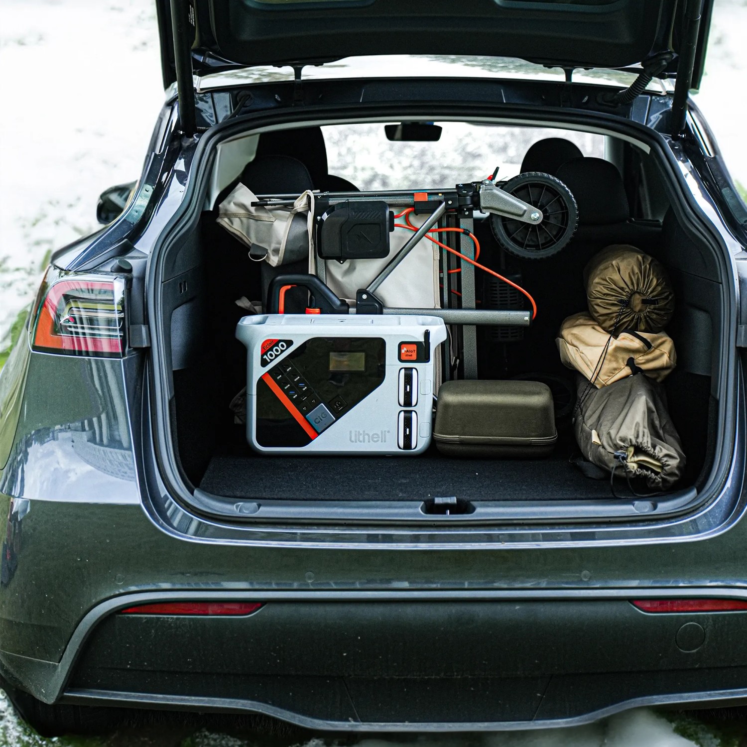 Litheli Bollerwagen W1 Pro im Kofferraum, mit Zubehör. Ideal für Spiel, Spaß und Ausflüge.