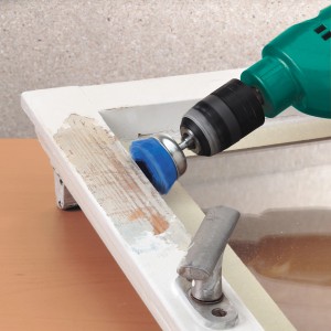 LUX Topfbürste mit Bohrmaschine beim Entlacken eines Fensterrahmens.