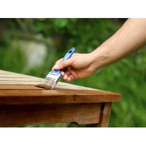 Hand lasiert Holztisch mit LUX Flachpinsel Lasur 40 mm. Pinsel mit blauem Griff.