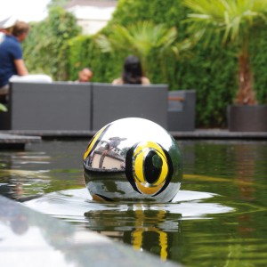 Spiegelnde Velda Kugel Heron Stop Reflector (Ø 15cm) schwimmt im Teich, Teichdeko zur Reiherabwehr.