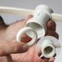 Detailaufnahme einer weißen Fassung der Satisfire Illu-Partylichterkette mit Dichtungsring.