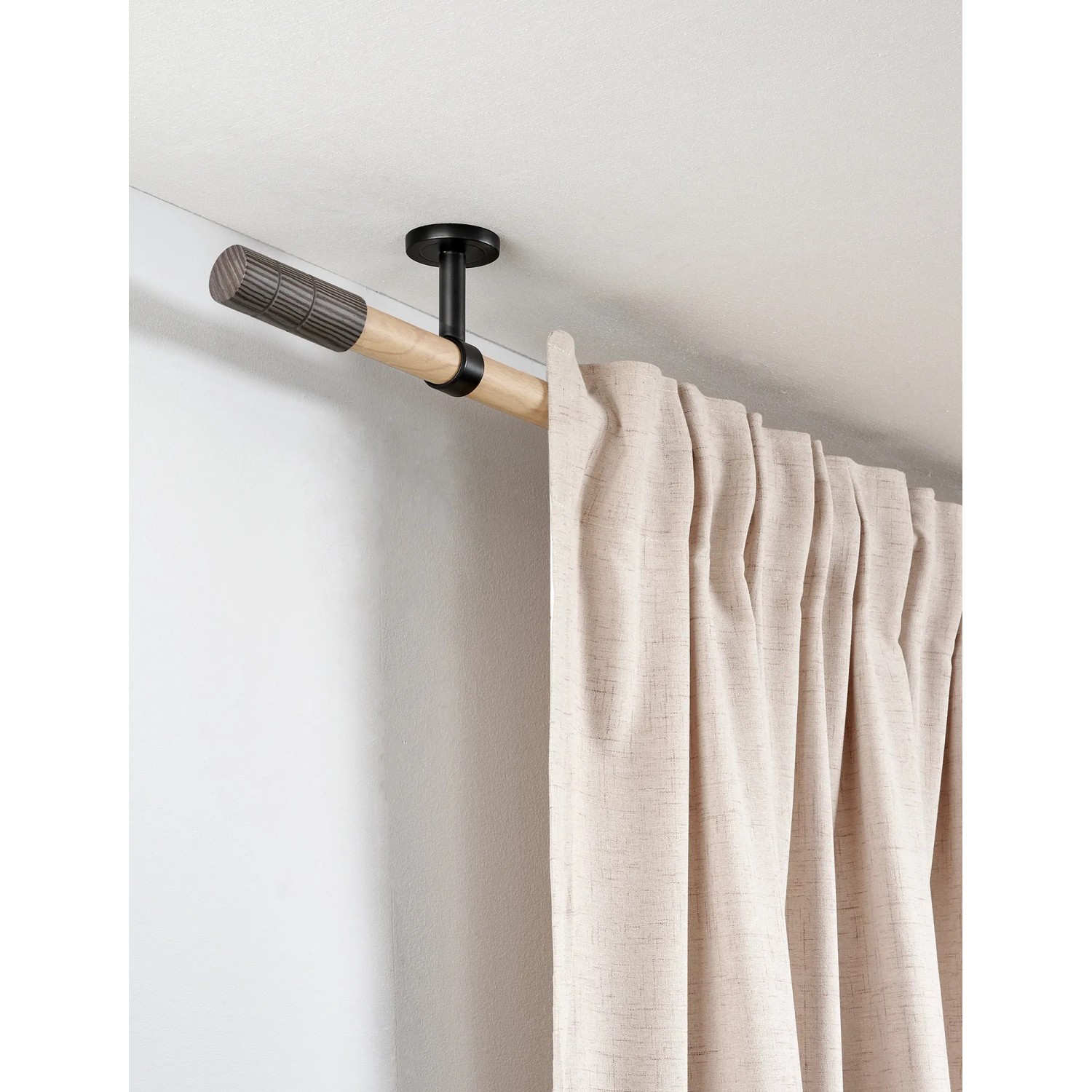 Gardinia Gardinenstange Denver, Ø 25 mm, 160 cm, braun, mit Vorhang und Deckenhalterung.