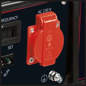 Rote 230V AC Steckdose am Bedienfeld des Einhell Notstromaggregats. Digitale Anzeige, Erdungsanschluss.
