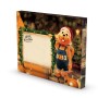 OBI Adventskalender mit Biber in Weihnachtsmütze, OBI-Latzhose, neben Schild. Festliche Deko, Werkzeug-Set Geschenkidee.