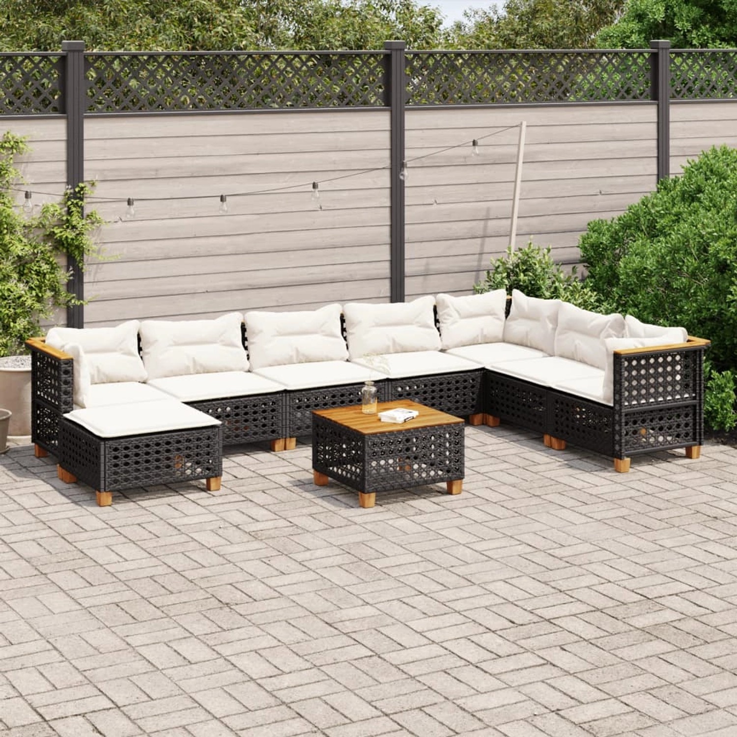 Schwarze 9-tlg. Garten-Sofagarnitur aus Poly Rattan mit cremeweißen Kissen und Akazientisch.