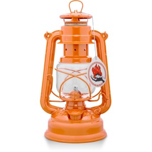 Feuerhand Sturmlaterne Baby Special in Pastellorange, eine zuverlässige Lichtquelle für den Außenbereich.