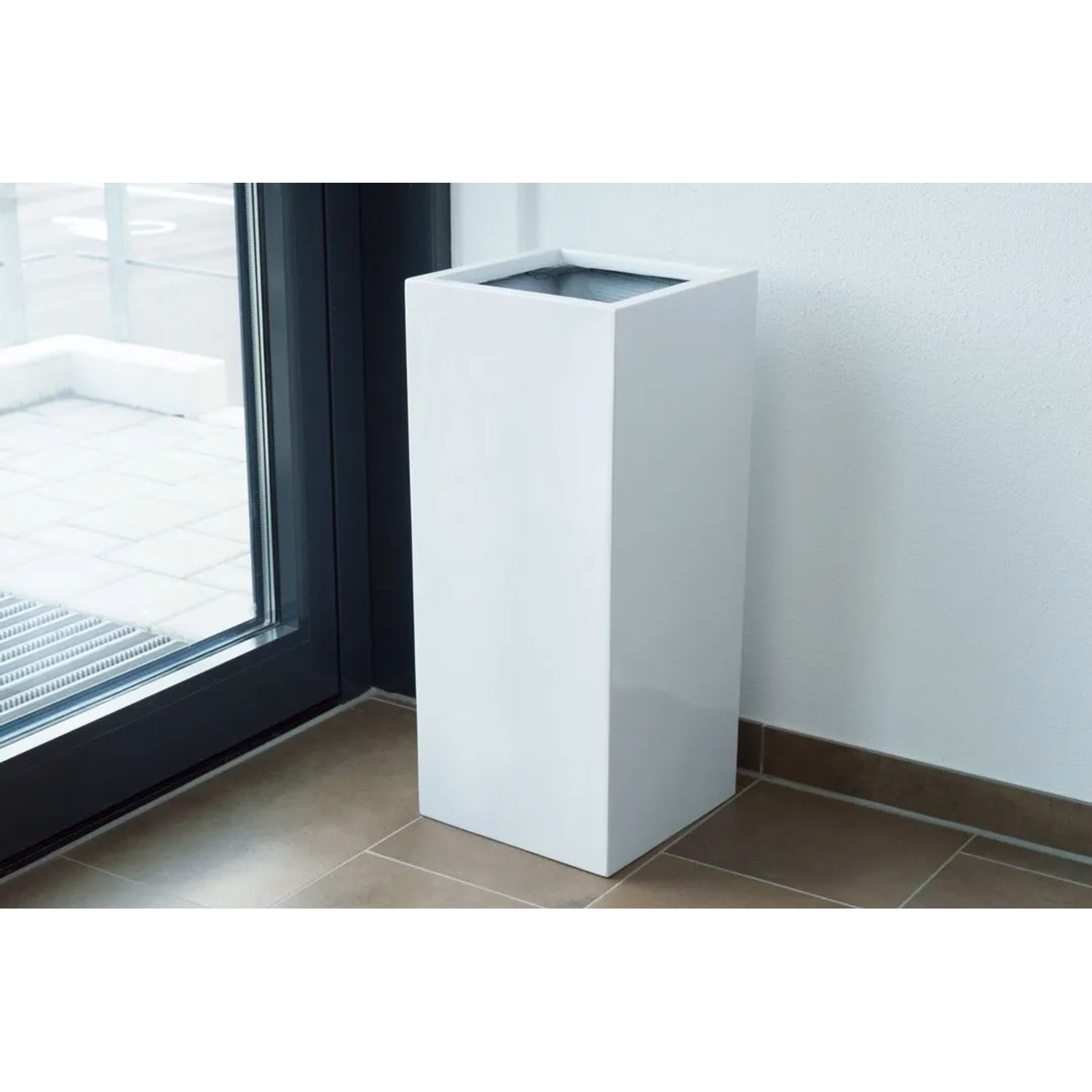 Eleganter, hochglanz-weißer Pflanzkübel Säule aus Fiberglas, 38x38x70cm, für Innen- und Außenbereich.