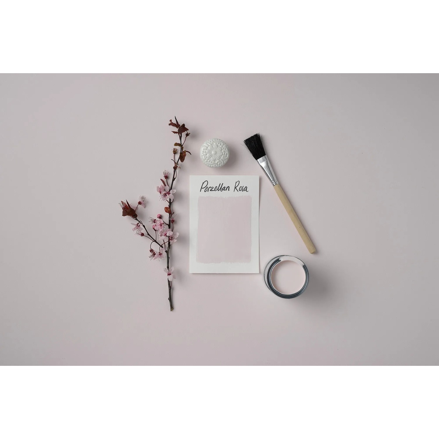 Rust-Oleum Kreidefarbe Porzellanrosa, matte Sprühfarbe mit Pinsel und Farbbeispiel.