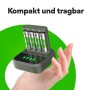 GP Akku-Ladegerät B441 mit 4 AA Akkus in Hand, Batterieladegerät mit LED Anzeige.