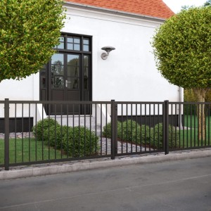 Schwarzer Vorgartenzaun Basic aus Stahl, 150x85 cm, vor einem Haus. Gartenzaun zur Abgrenzung und Dekoration.